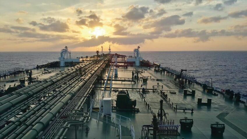 VLCC newbuilding re-specified to LNG power