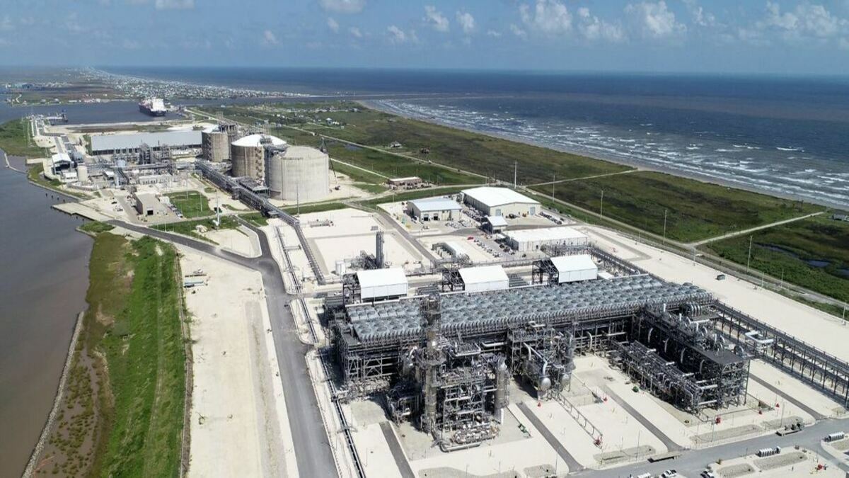 Freeport LNG begins commercial operation