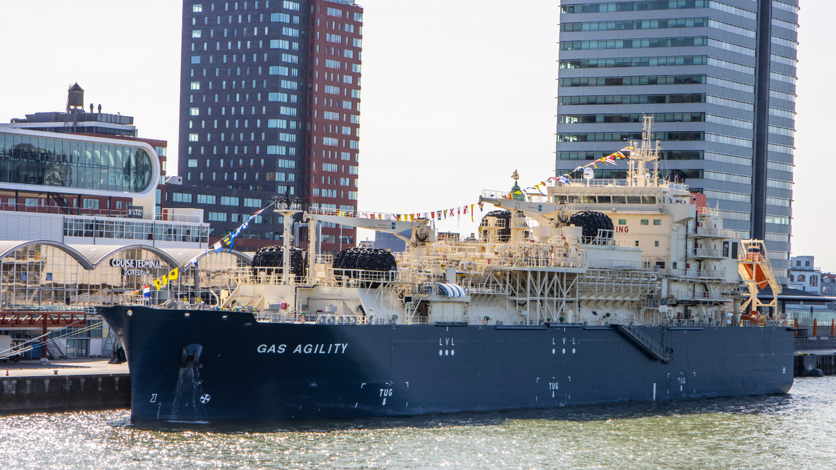Dual-fuel ULCS will benefit from world's largest LNG bunker vessel